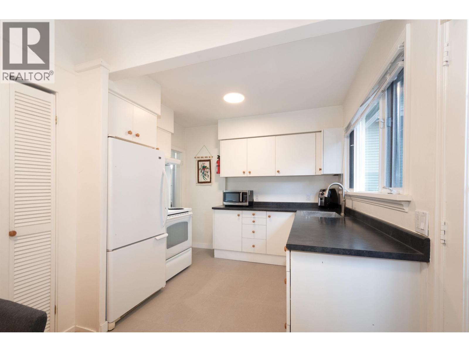 Photo 11 of 3476 W 13 Th Avenue, Vancouver BC