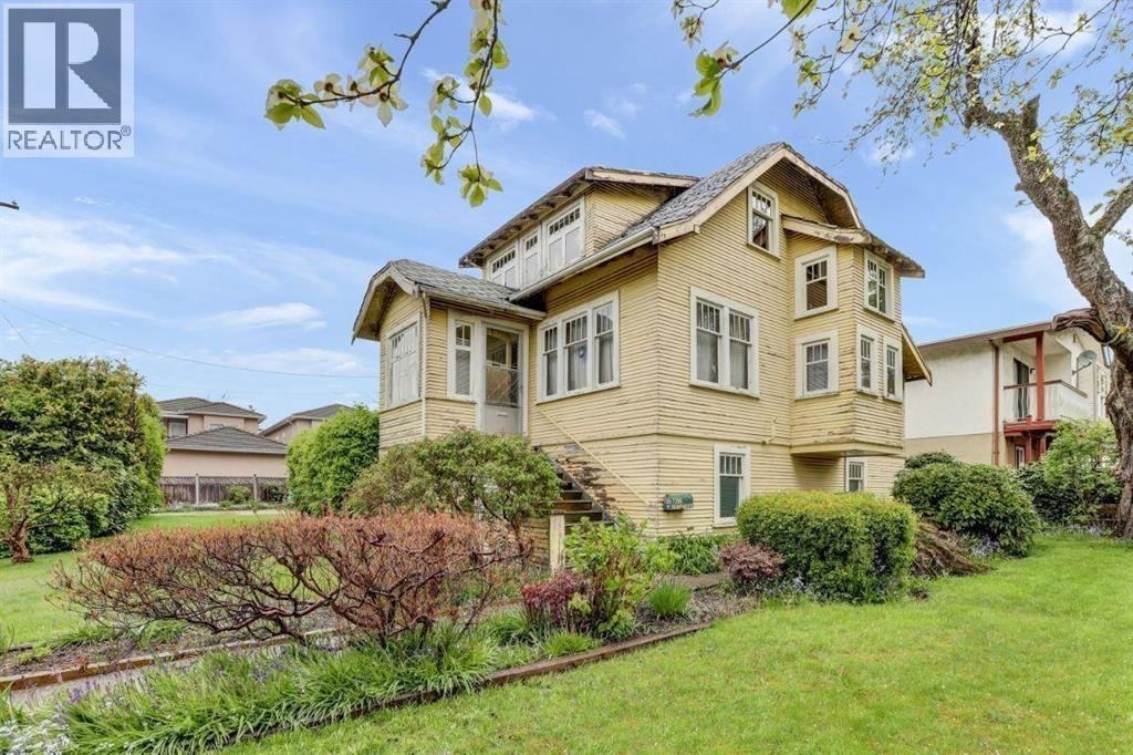 Photo 4 of 7386 Humphries Avenue, Burnaby BC