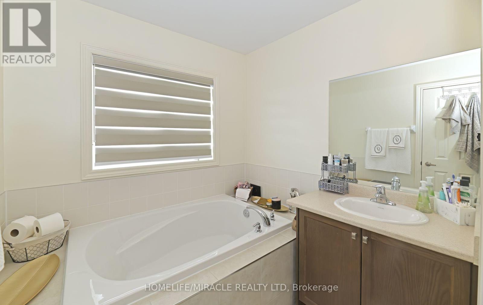 Photo 17 of 656 Fleetwood Drive, Oshawa ON