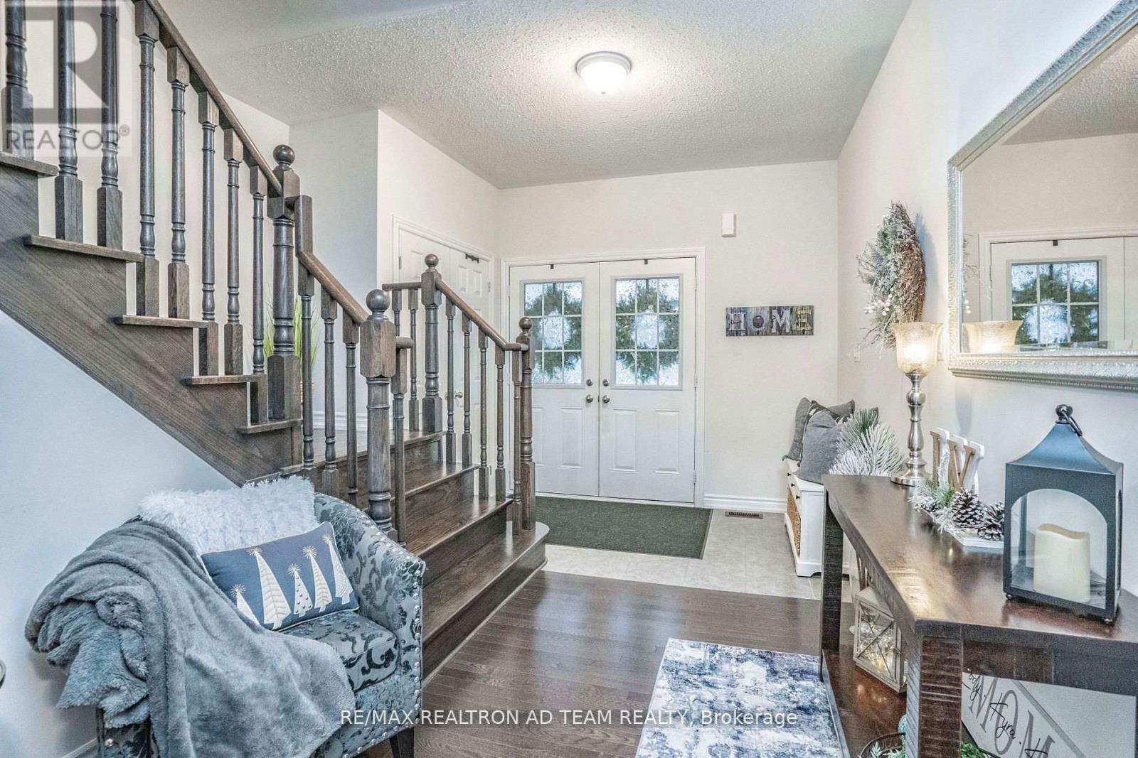 Photo 3 of 11 Kilpatrick Court, Clarington ON