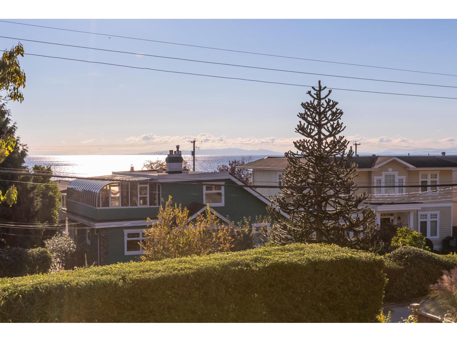Photo 3 of 14683 West Beach Avenue, White Rock BC