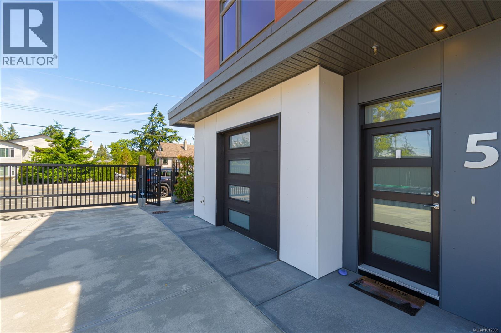 Photo 2 of 5 243 Corfield St S, Parksville BC