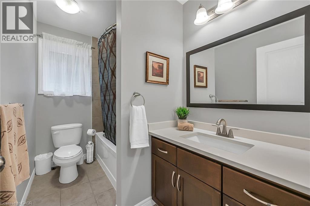 Photo 32 of 70 Escarpment Drive, Stoney Creek ON