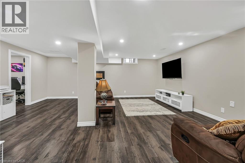 Photo 36 of 70 Escarpment Drive, Stoney Creek ON