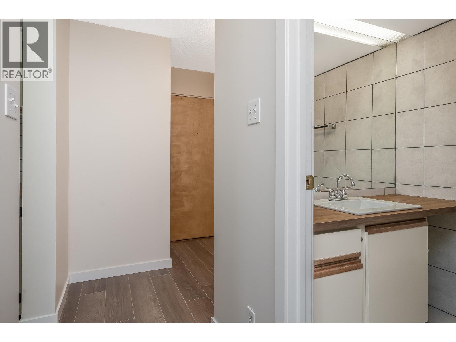 Photo 4 of 404 1026 Queens Avenue, New Westminster BC
