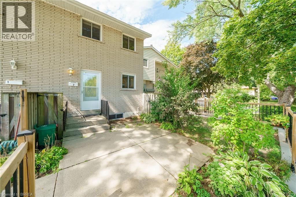 Photo 3 of 11 Colmar Place Unit 2, Dundas ON
