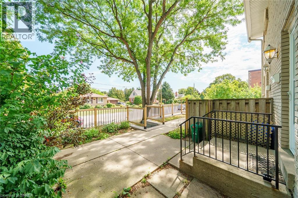 Photo 4 of 11 Colmar Place Unit 2, Dundas ON