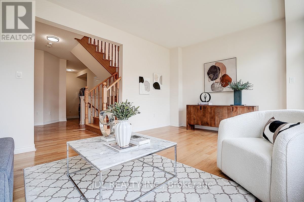 Photo 22 of 10 Caine Street, Richmond Hill ON