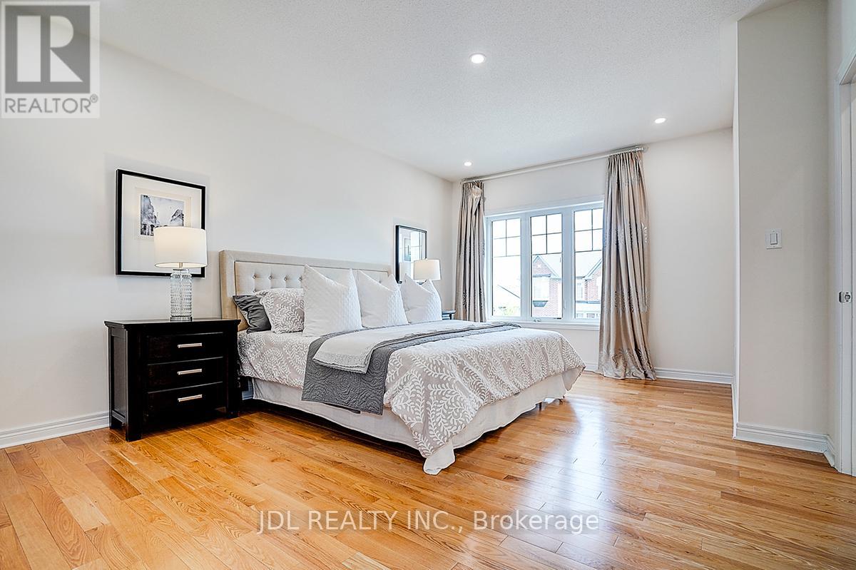 Photo 31 of 10 Caine Street, Richmond Hill ON