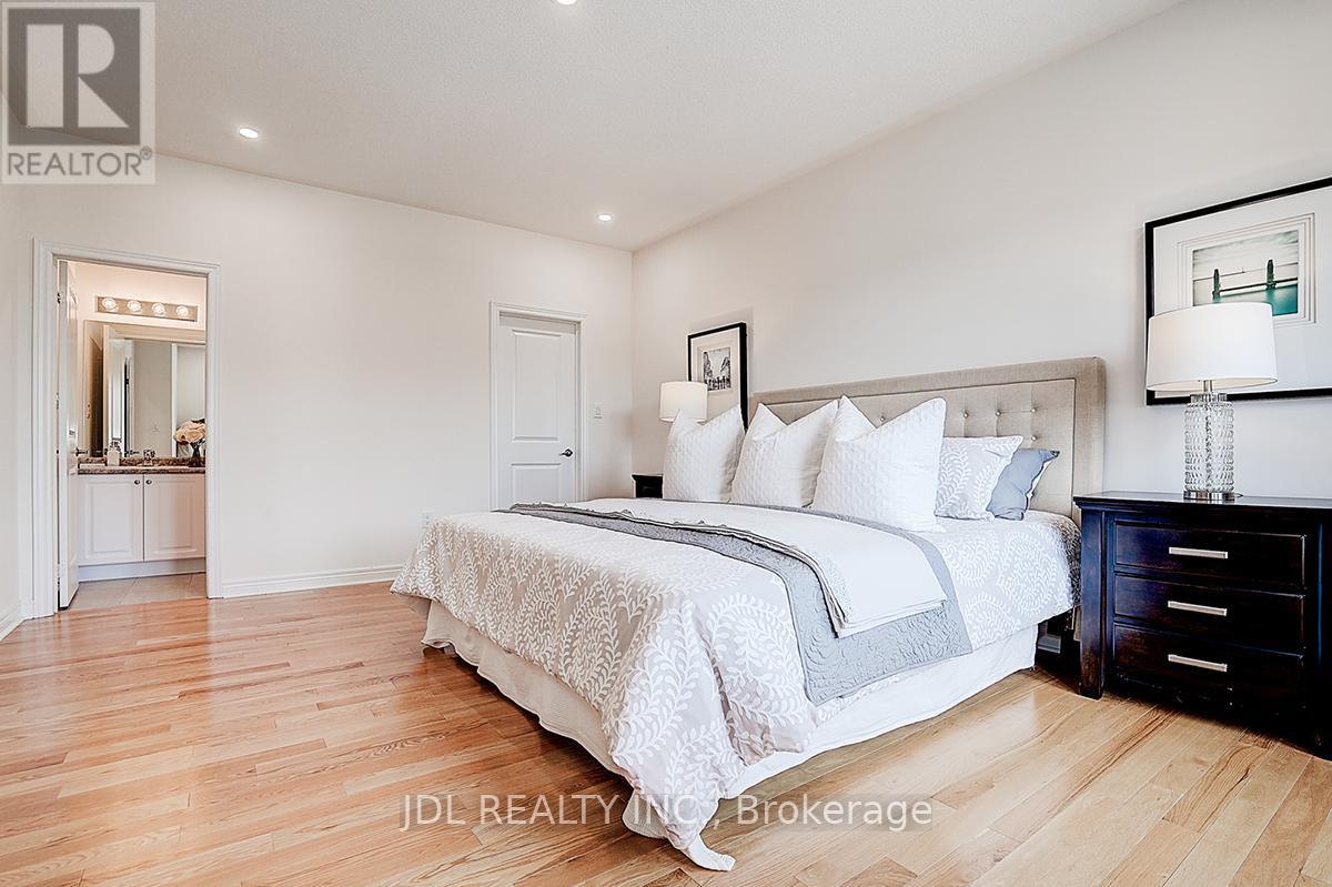 Photo 32 of 10 Caine Street, Richmond Hill ON