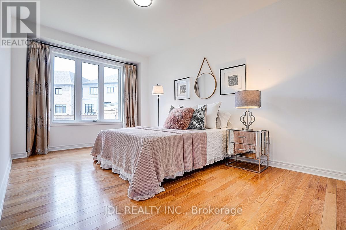 Photo 33 of 10 Caine Street, Richmond Hill ON