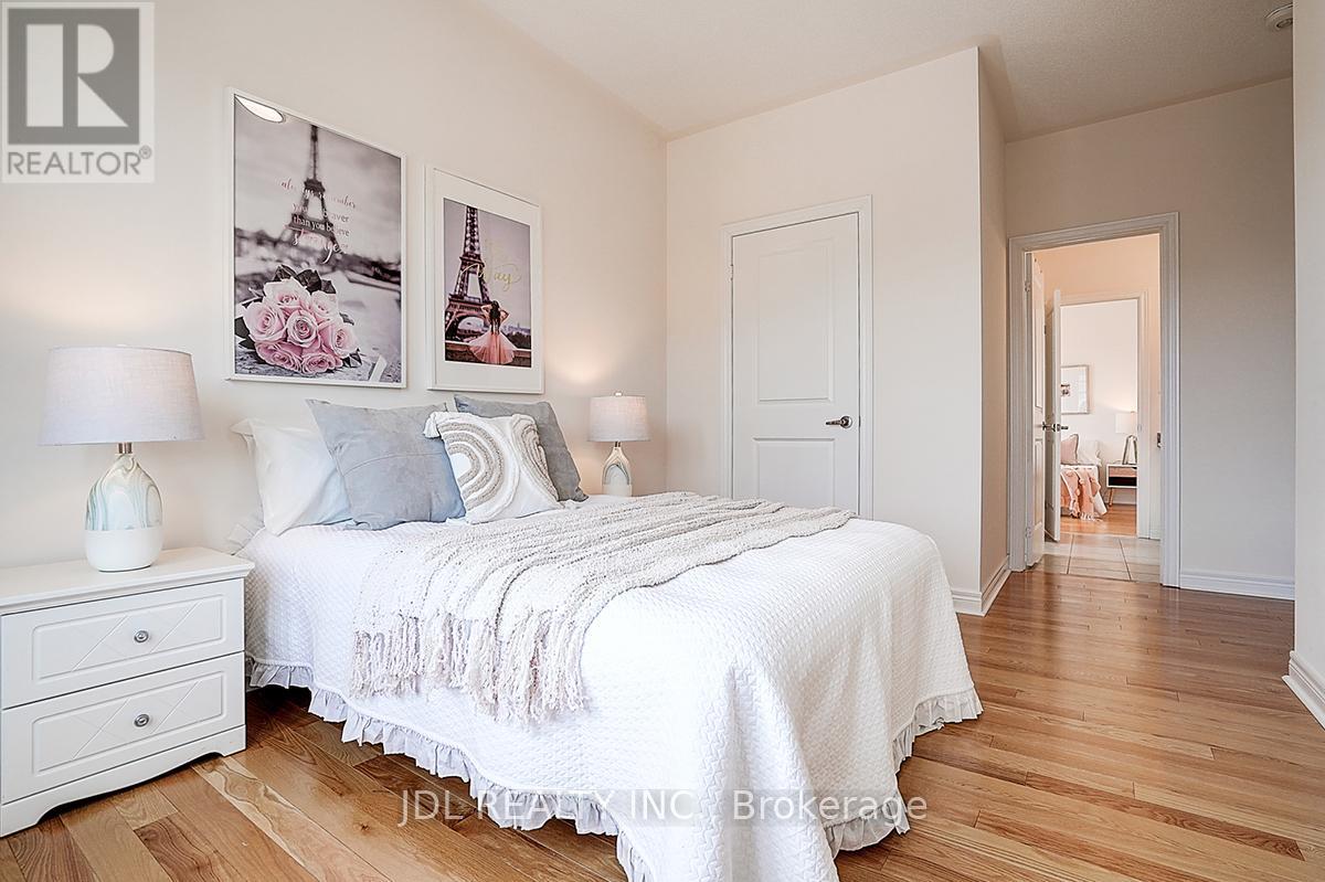 Photo 36 of 10 Caine Street, Richmond Hill ON