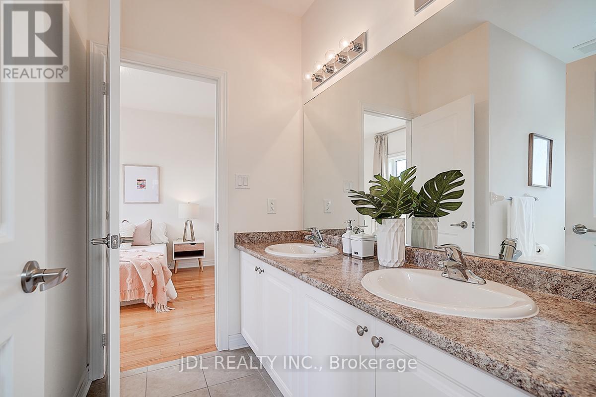 Photo 38 of 10 Caine Street, Richmond Hill ON