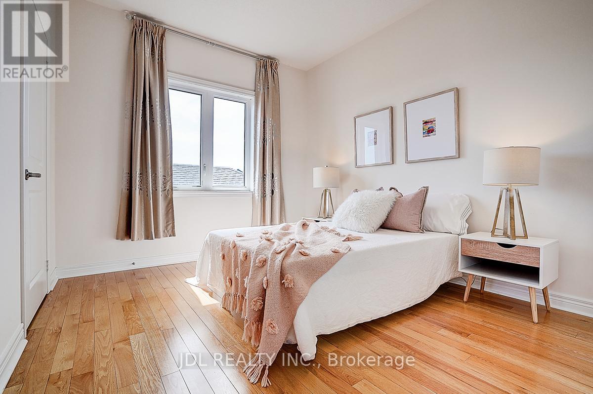 Photo 39 of 10 Caine Street, Richmond Hill ON