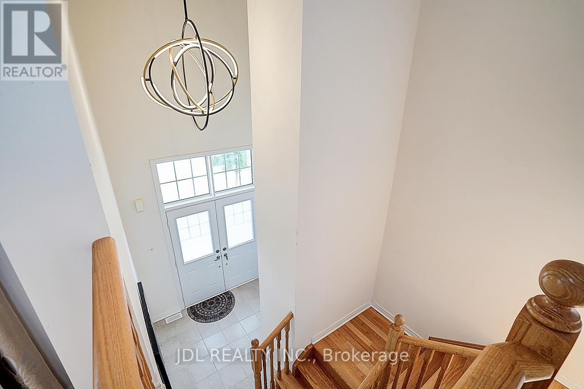 Photo 4 of 10 Caine Street, Richmond Hill ON