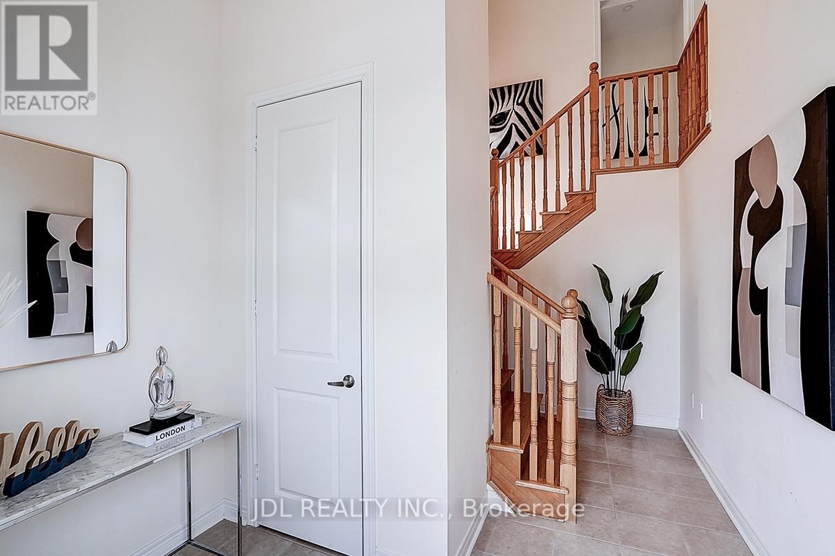 Photo 5 of 10 Caine Street, Richmond Hill ON