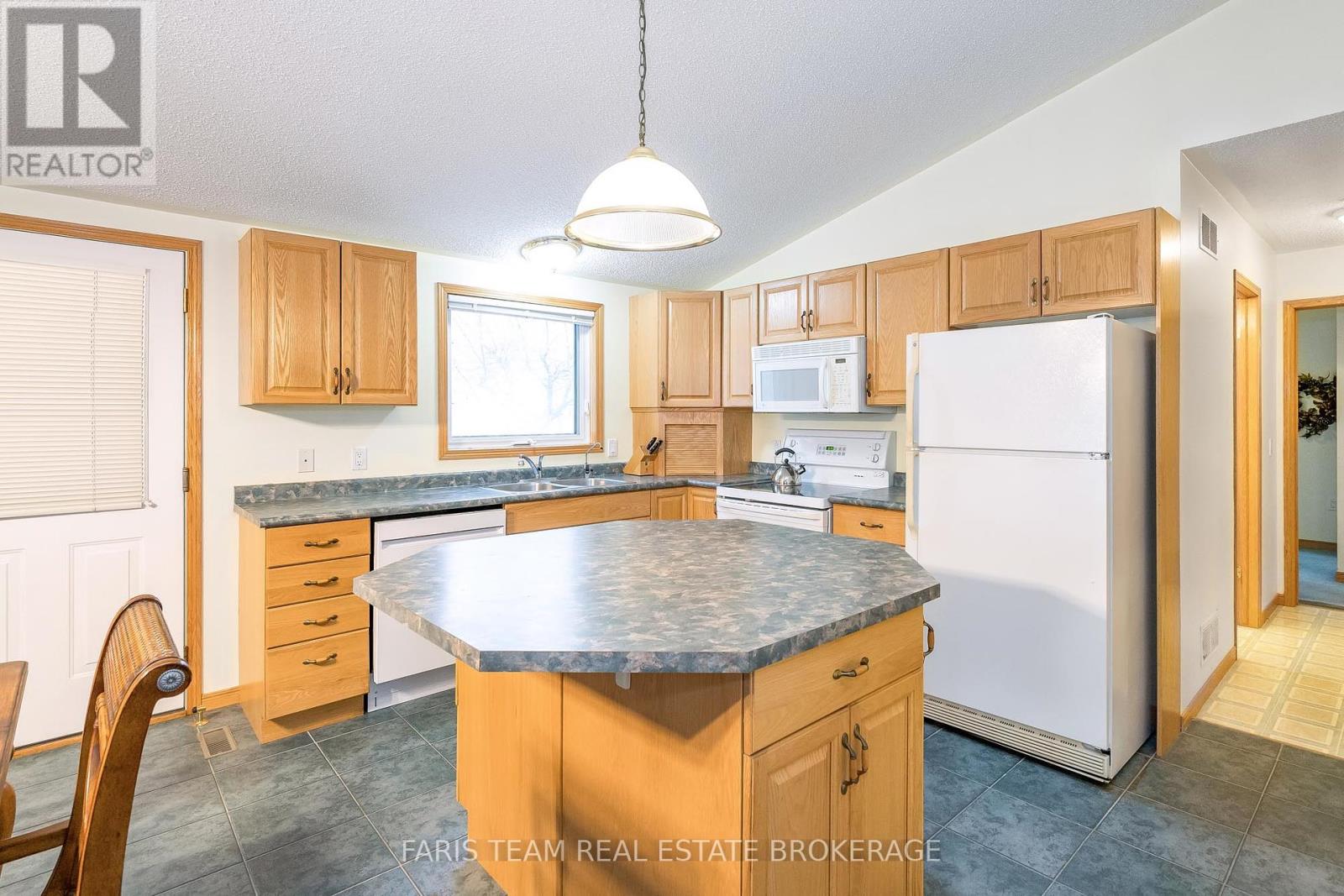 Photo 7 of 2 St James Place, Wasaga Beach ON