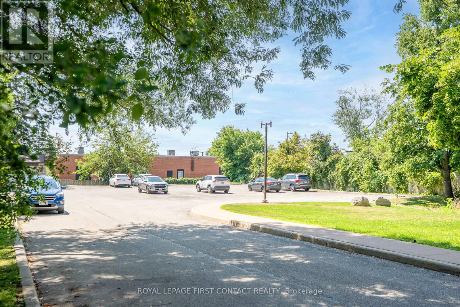 Photo 11 of 104 117 Edgehill Drive, Barrie ON