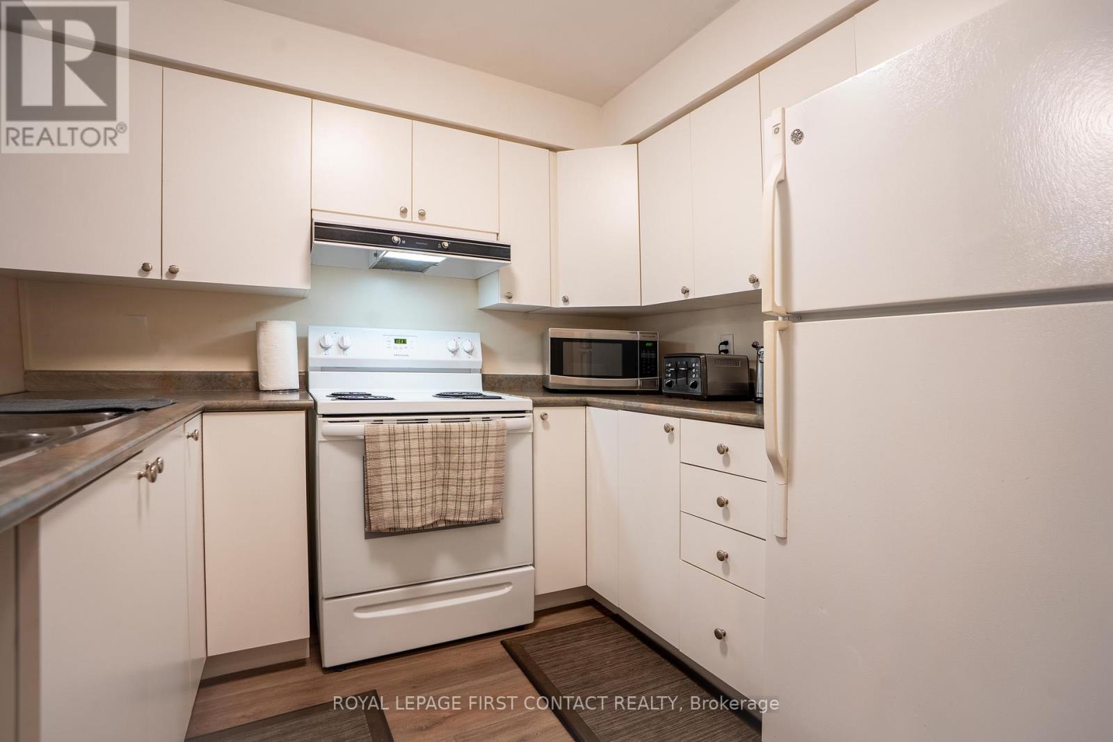 Photo 4 of 104 117 Edgehill Drive, Barrie ON