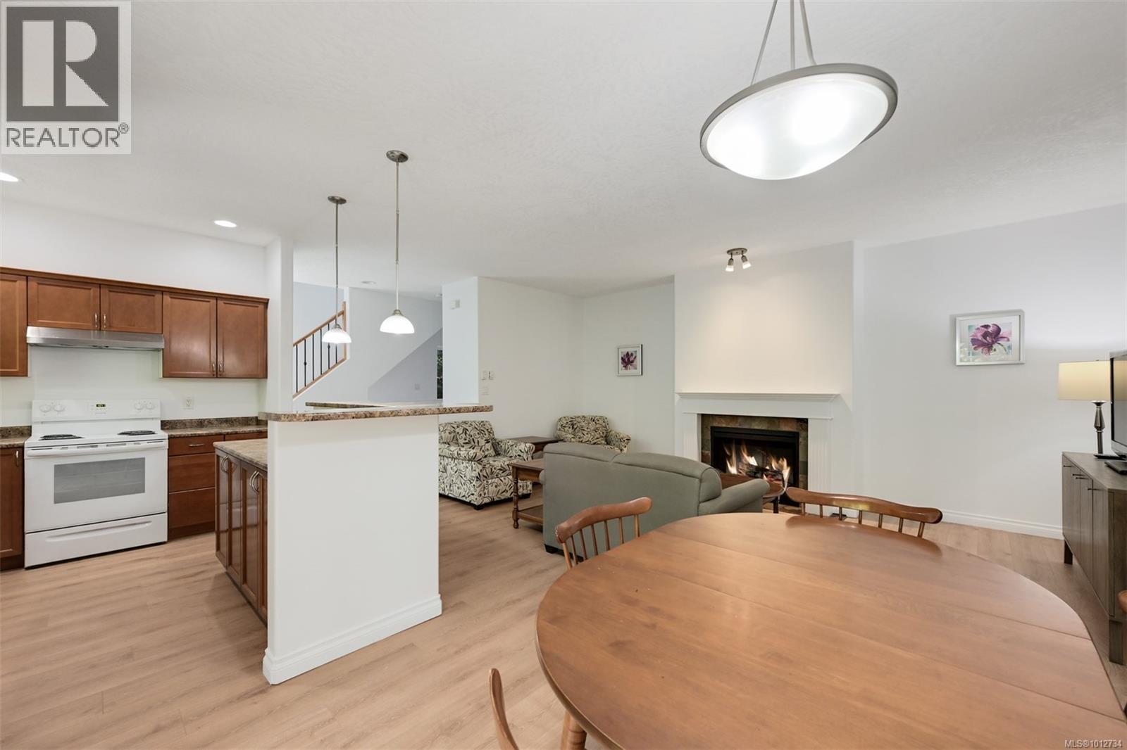 Single Family House for Sale in   Mallek Cres Copperwood Court Victoria 