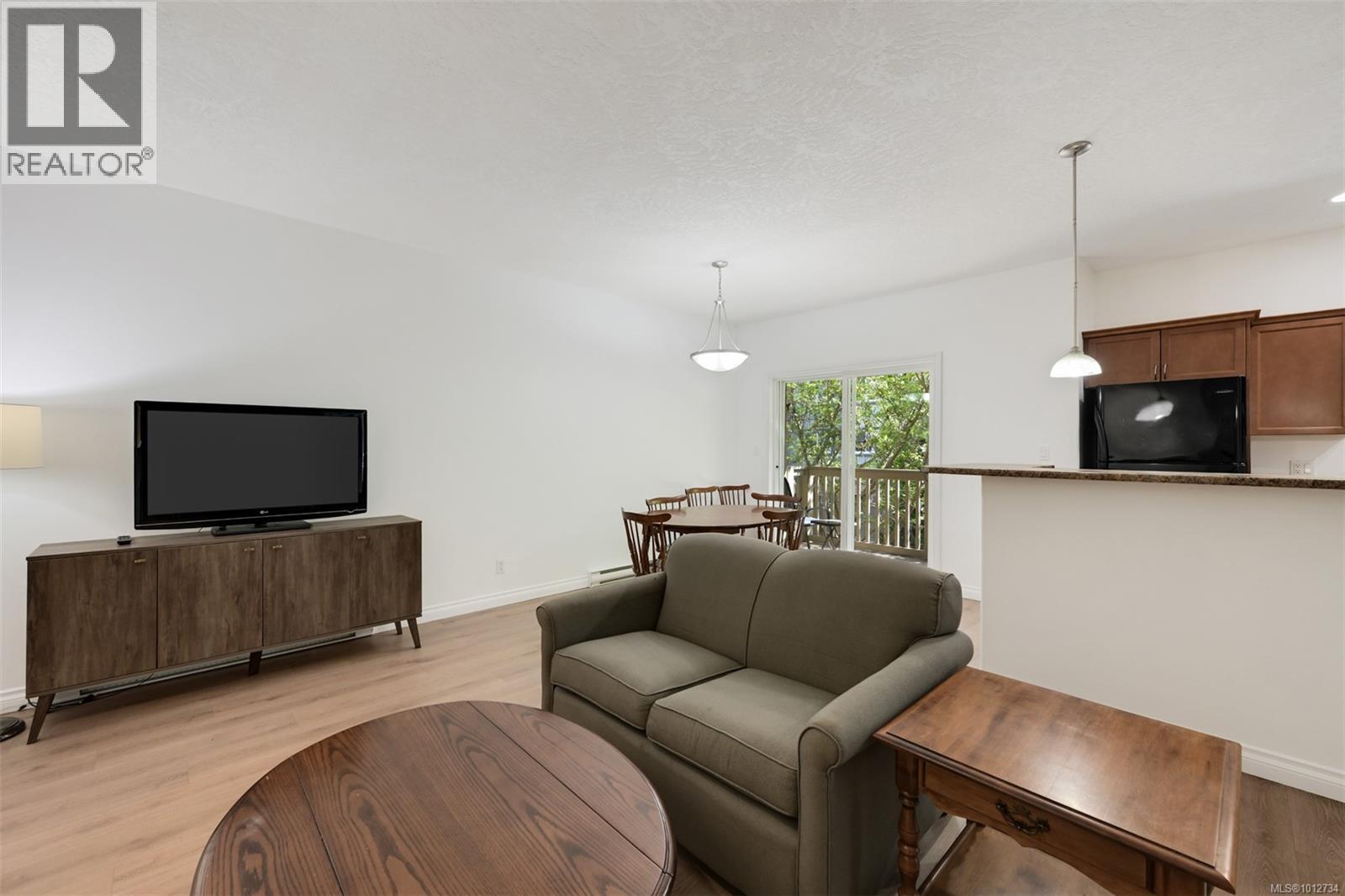 Single Family House for Sale in   Mallek Cres Copperwood Court Victoria 