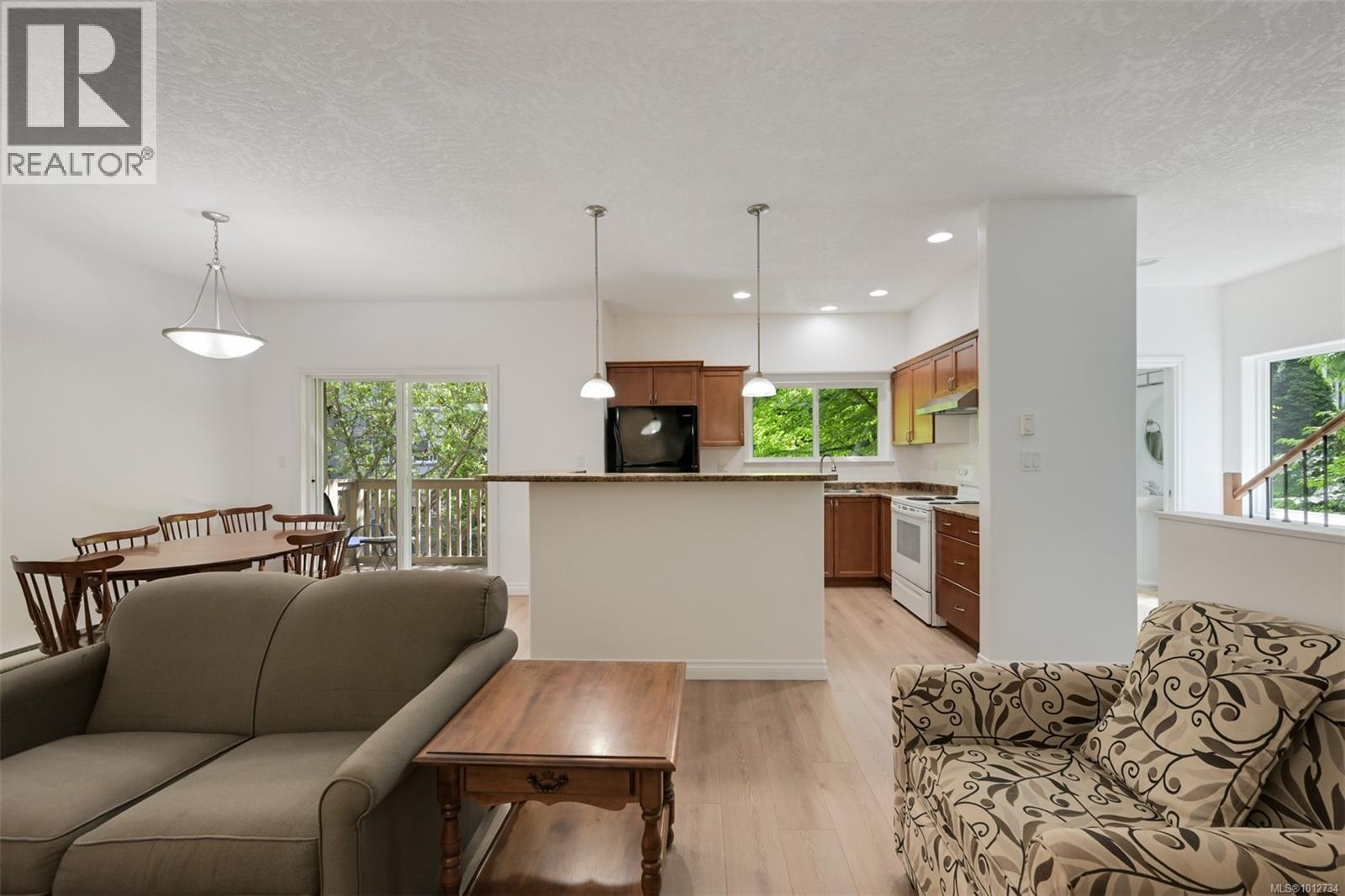 Single Family House for Sale in   Mallek Cres Copperwood Court Victoria 
