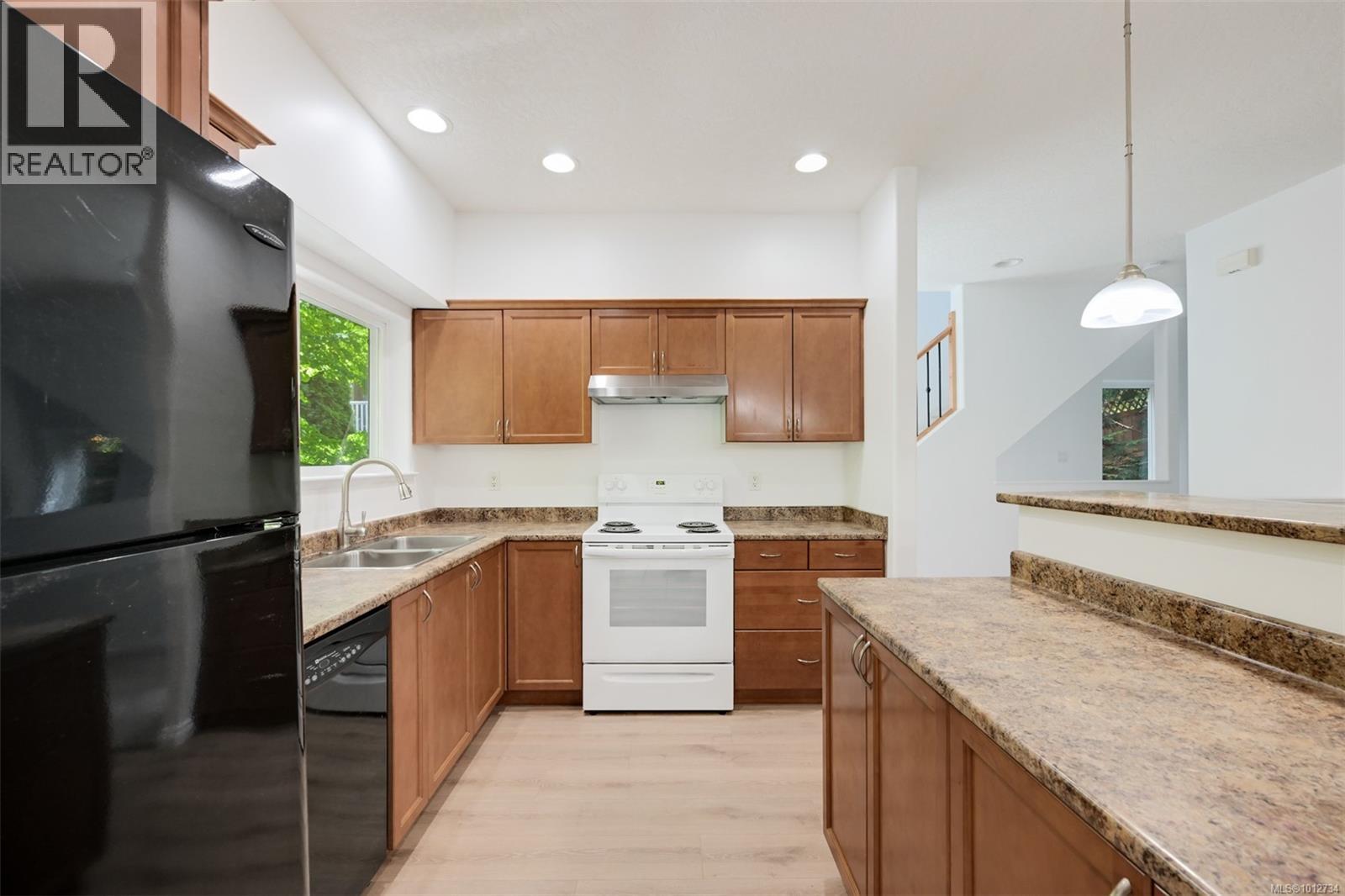 Single Family House for Sale in   Mallek Cres Copperwood Court Victoria 