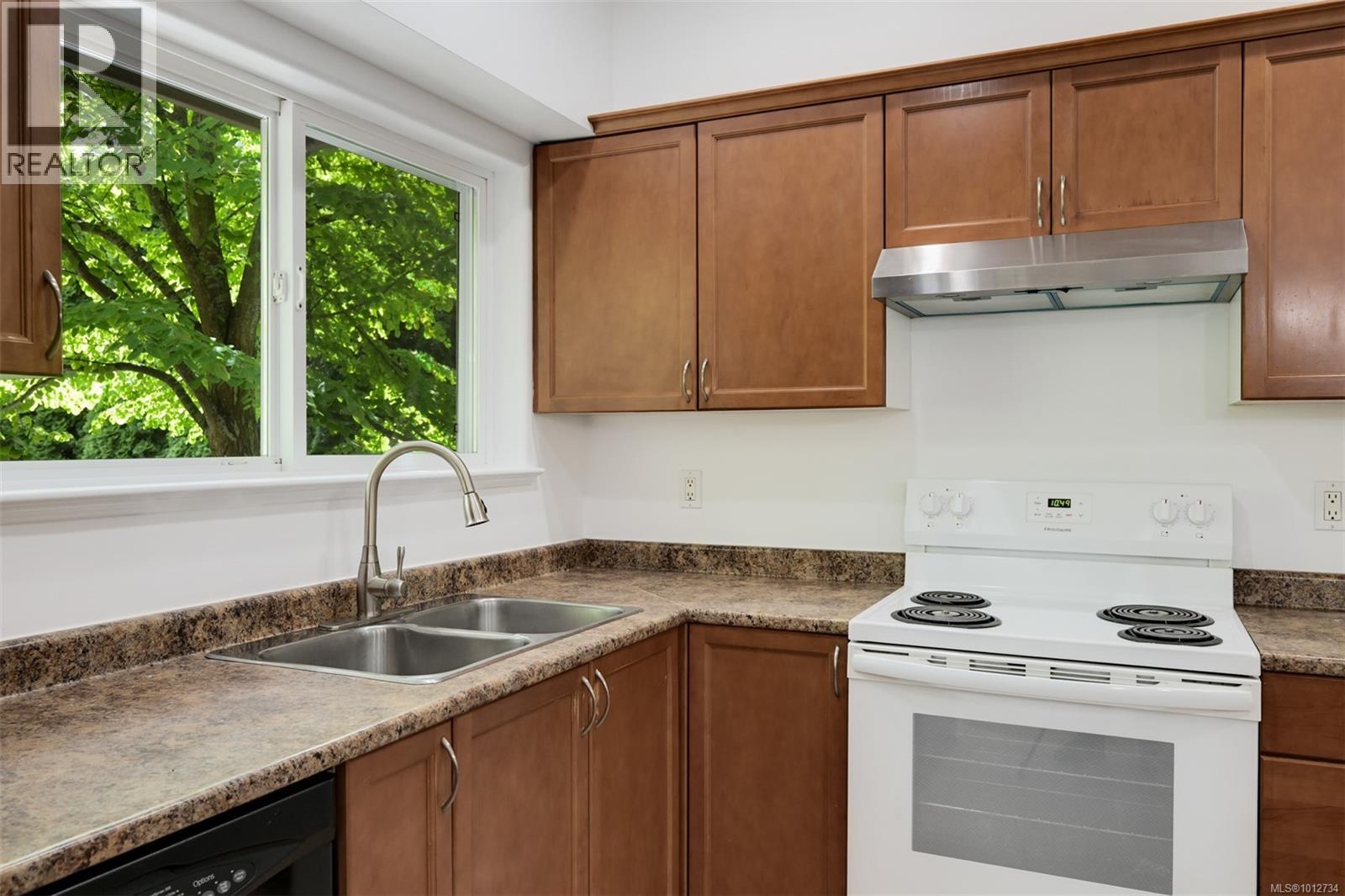 Single Family House for Sale in   Mallek Cres Copperwood Court Victoria 
