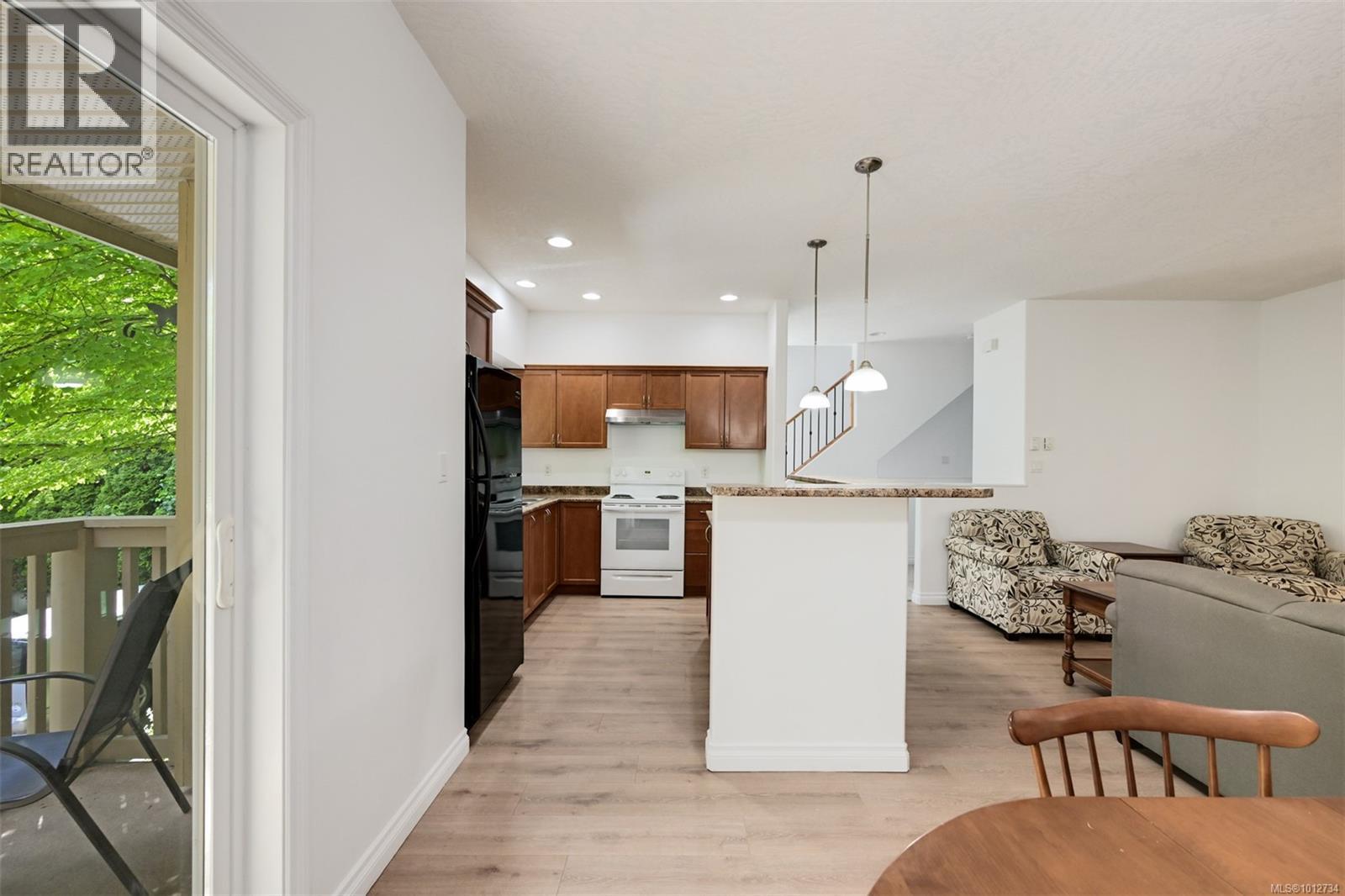 Single Family House for Sale in   Mallek Cres Copperwood Court Victoria 