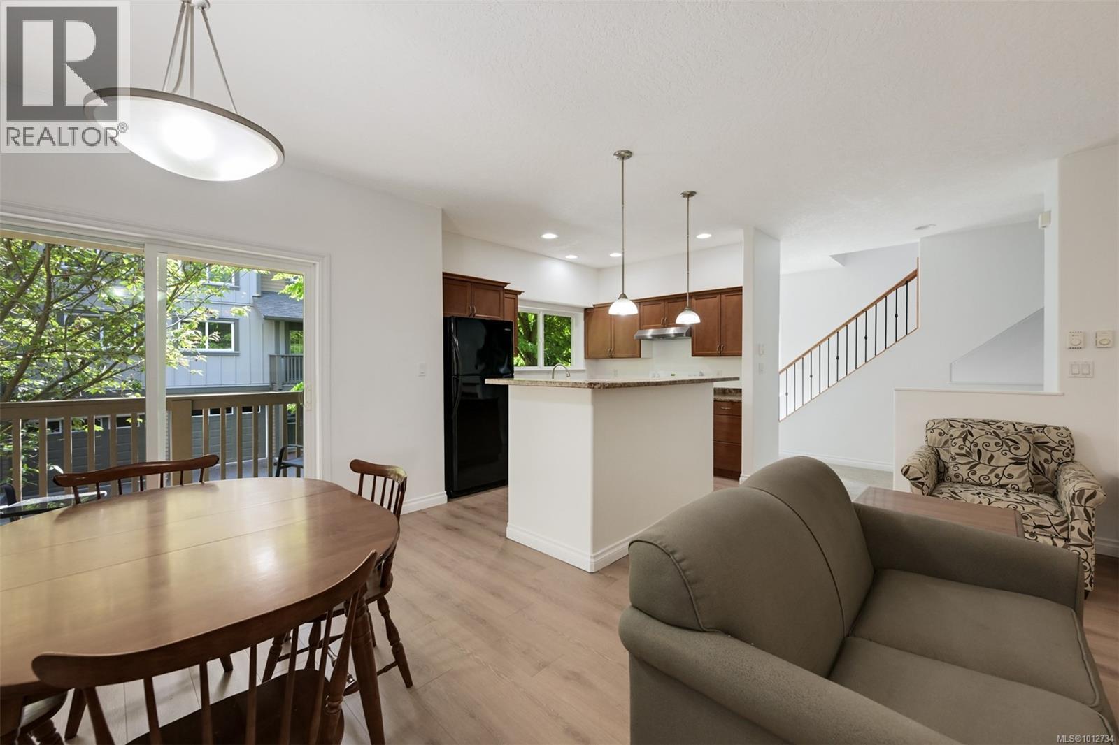 Single Family House for Sale in   Mallek Cres Copperwood Court Victoria 