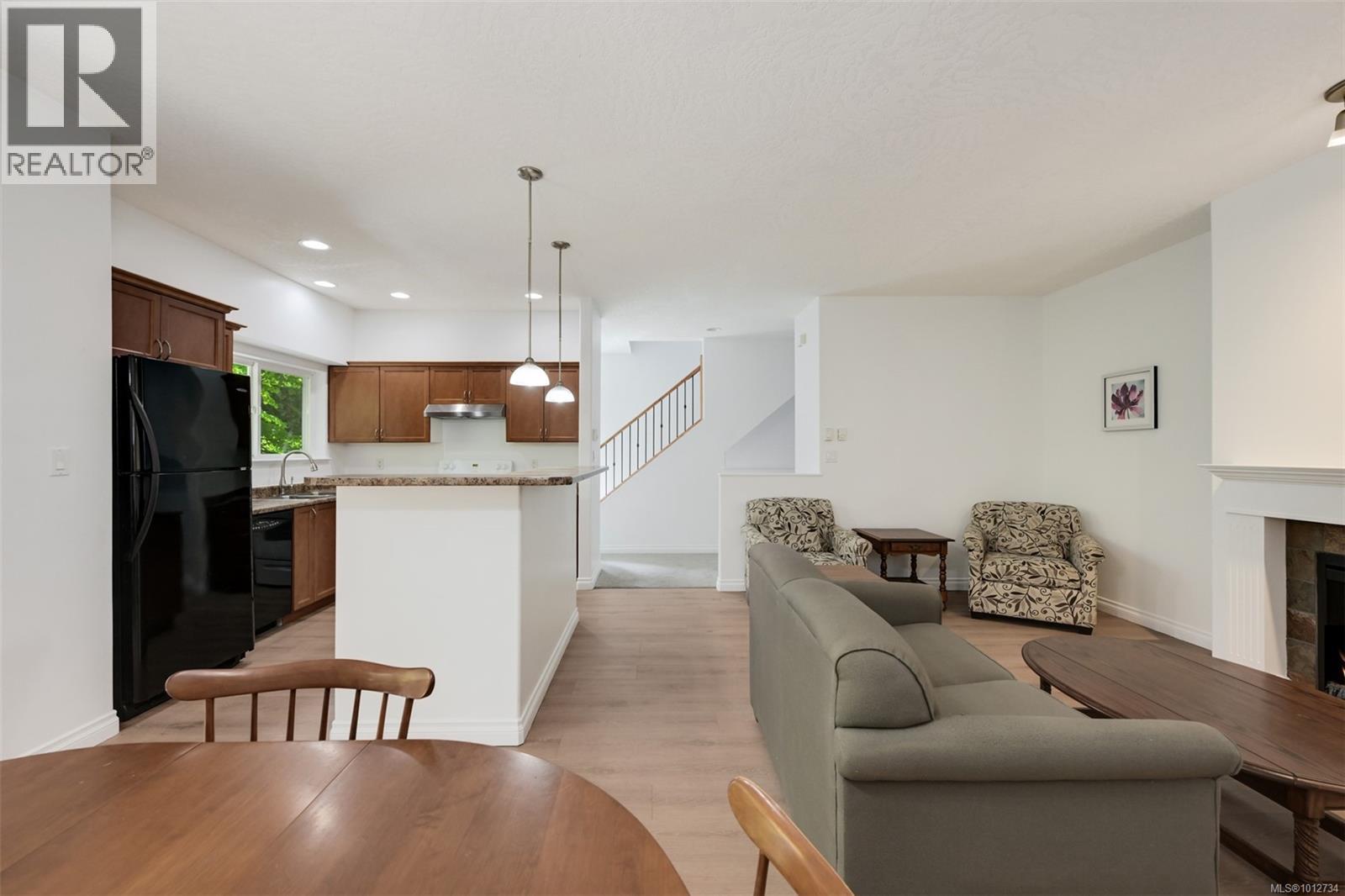 Single Family House for Sale in   Mallek Cres Copperwood Court Victoria 