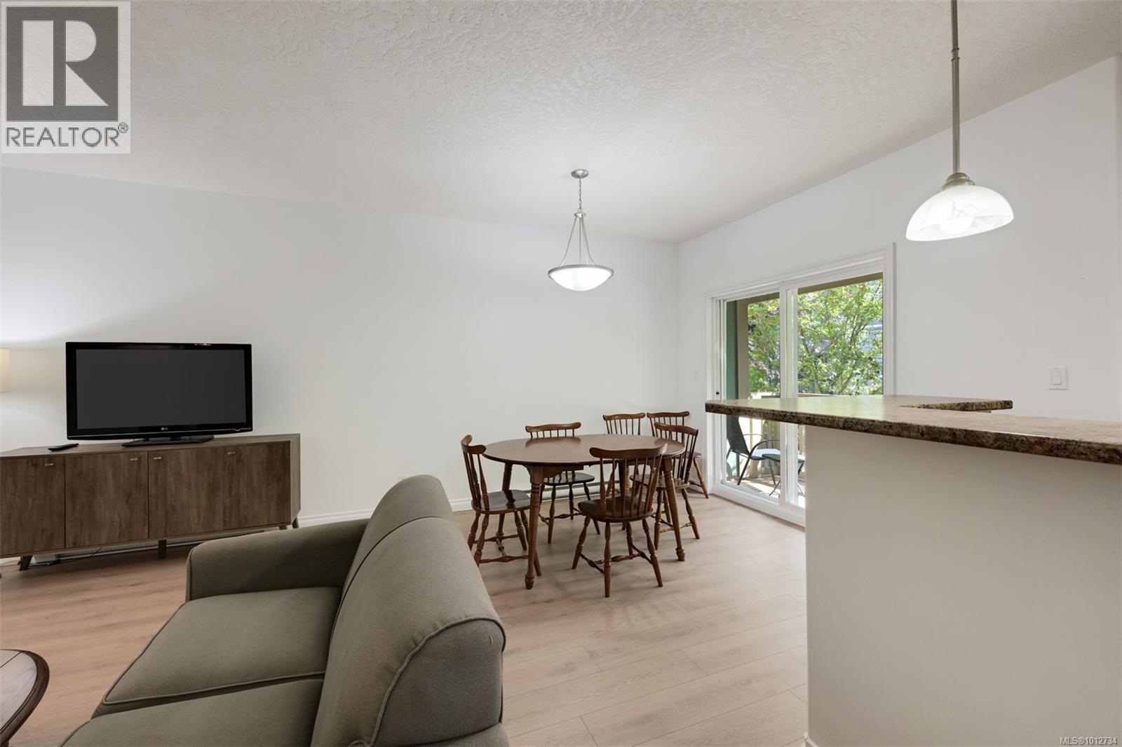 Single Family House for Sale in   Mallek Cres Copperwood Court Victoria 