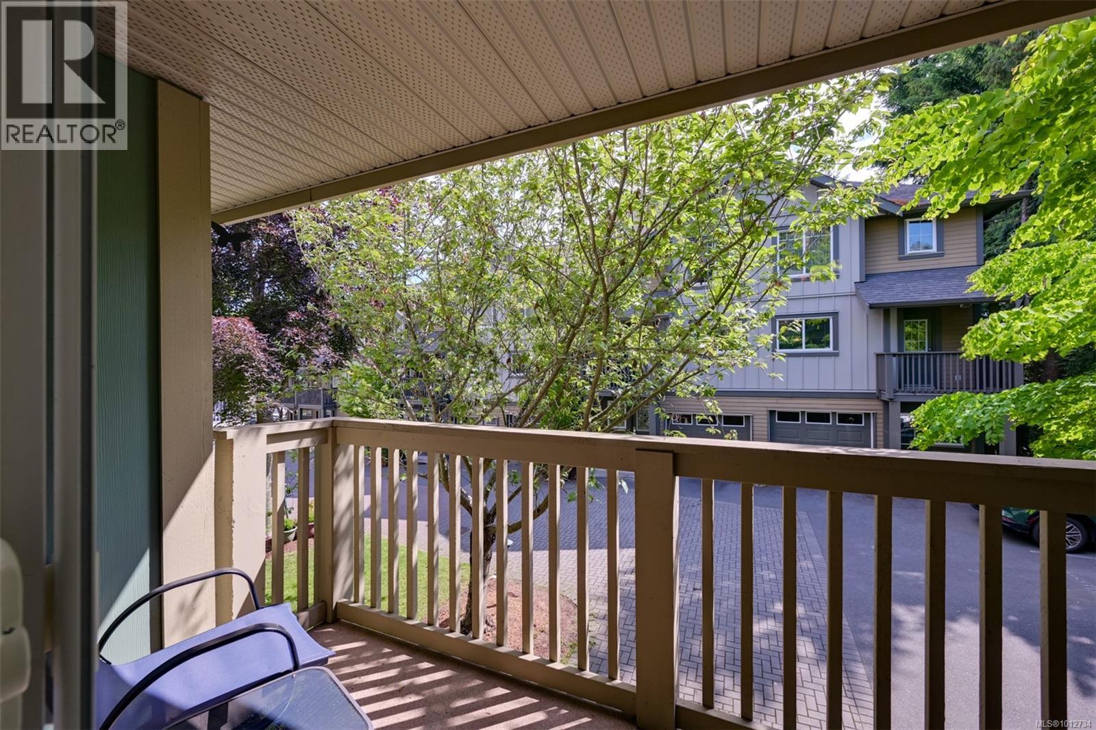 Single Family House for Sale in   Mallek Cres Copperwood Court Victoria 
