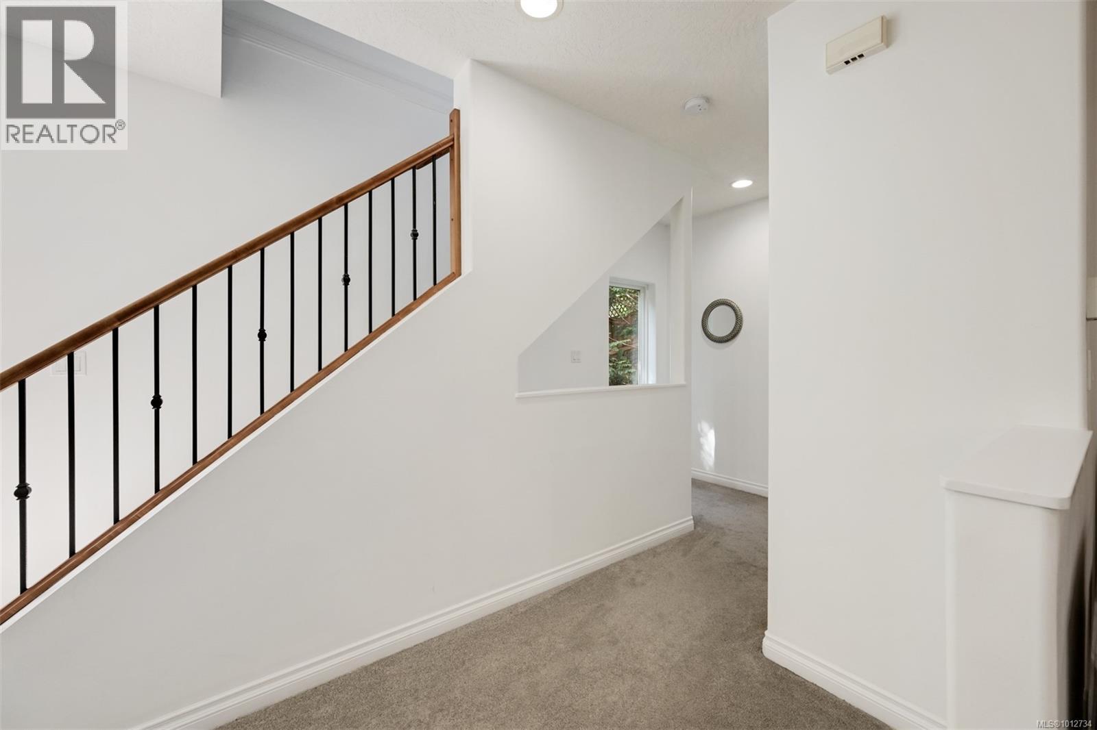 Single Family House for Sale in   Mallek Cres Copperwood Court Victoria 