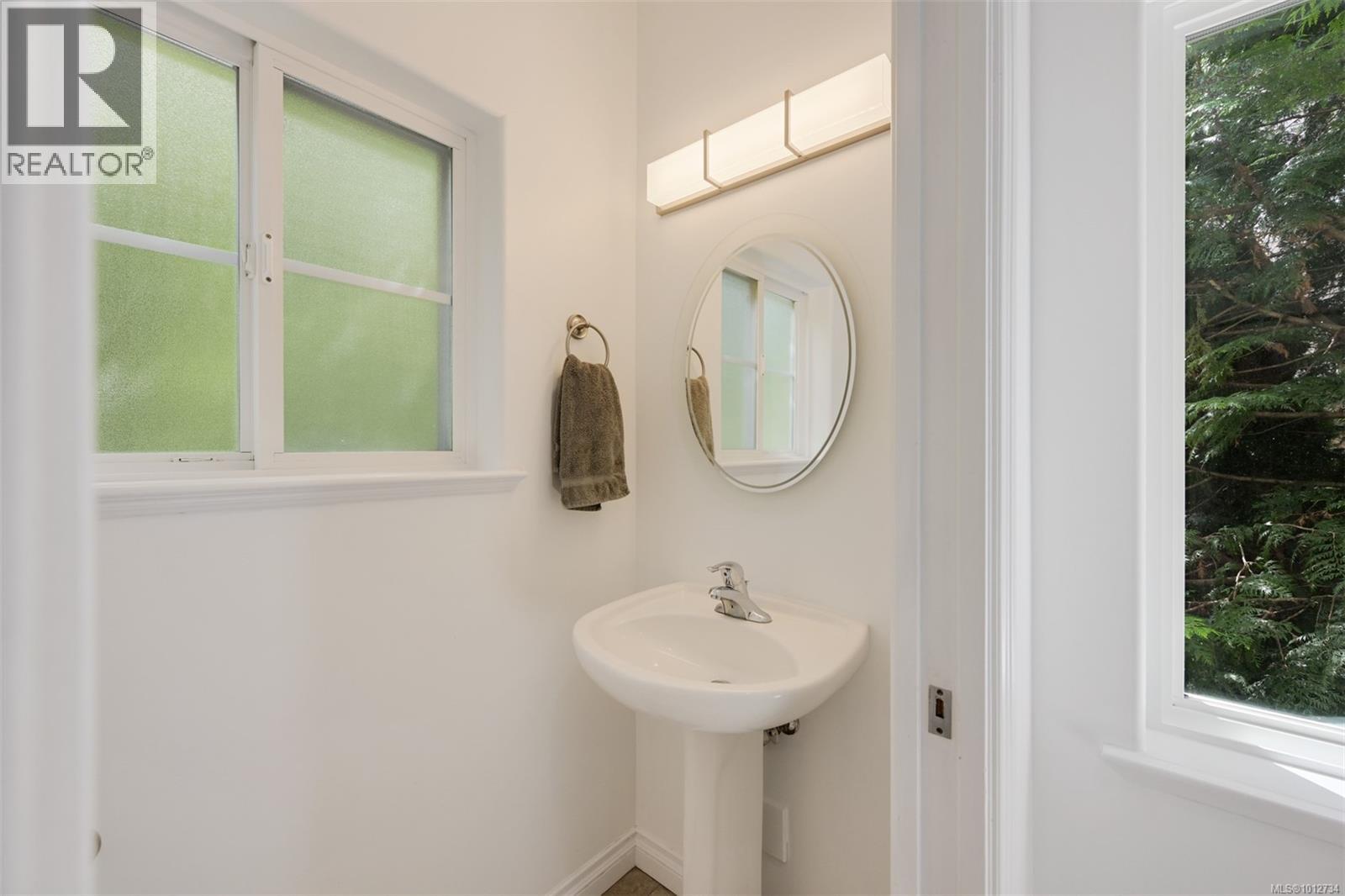 Single Family House for Sale in   Mallek Cres Copperwood Court Victoria 