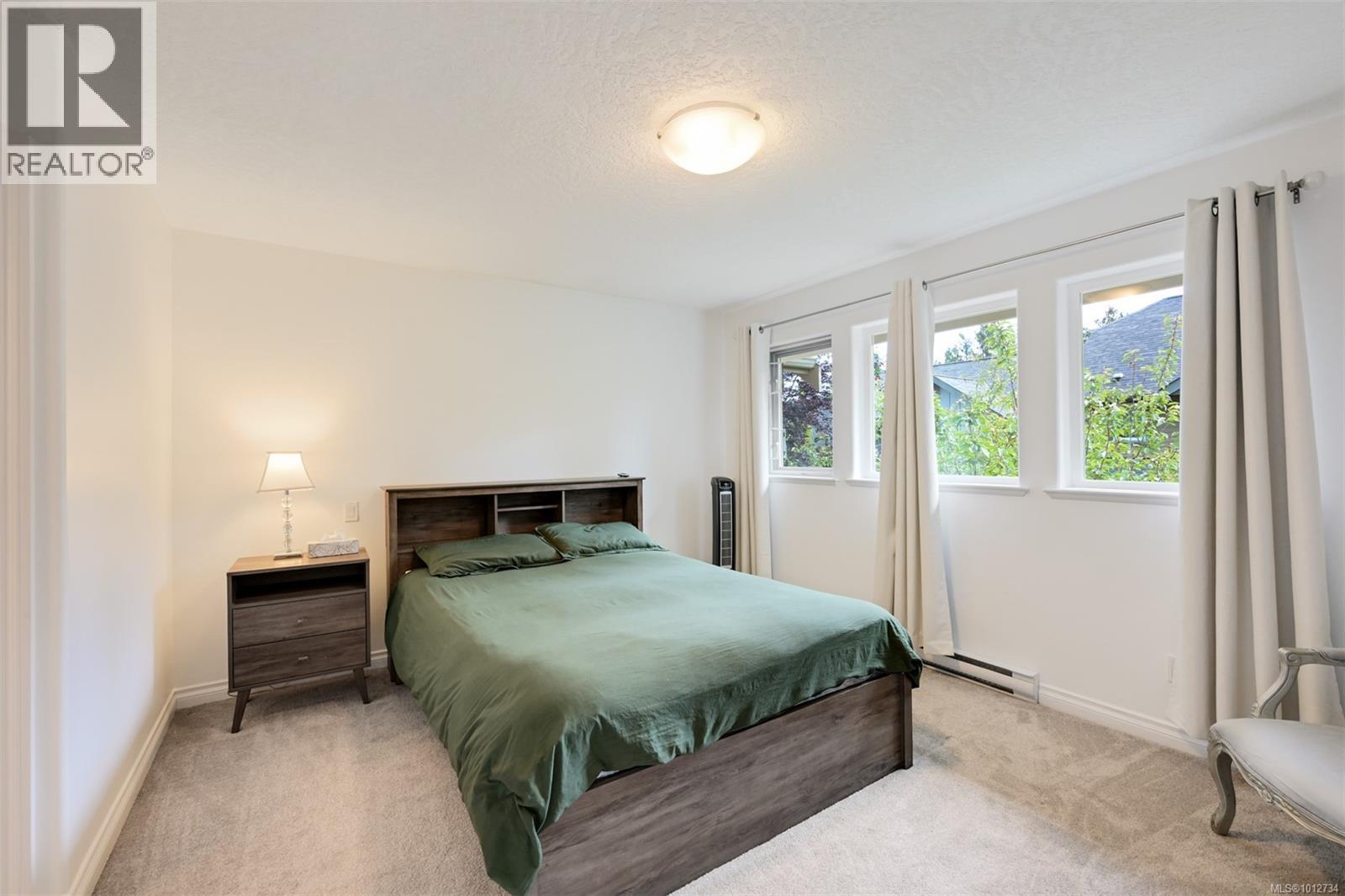 Single Family House for Sale in   Mallek Cres Copperwood Court Victoria 