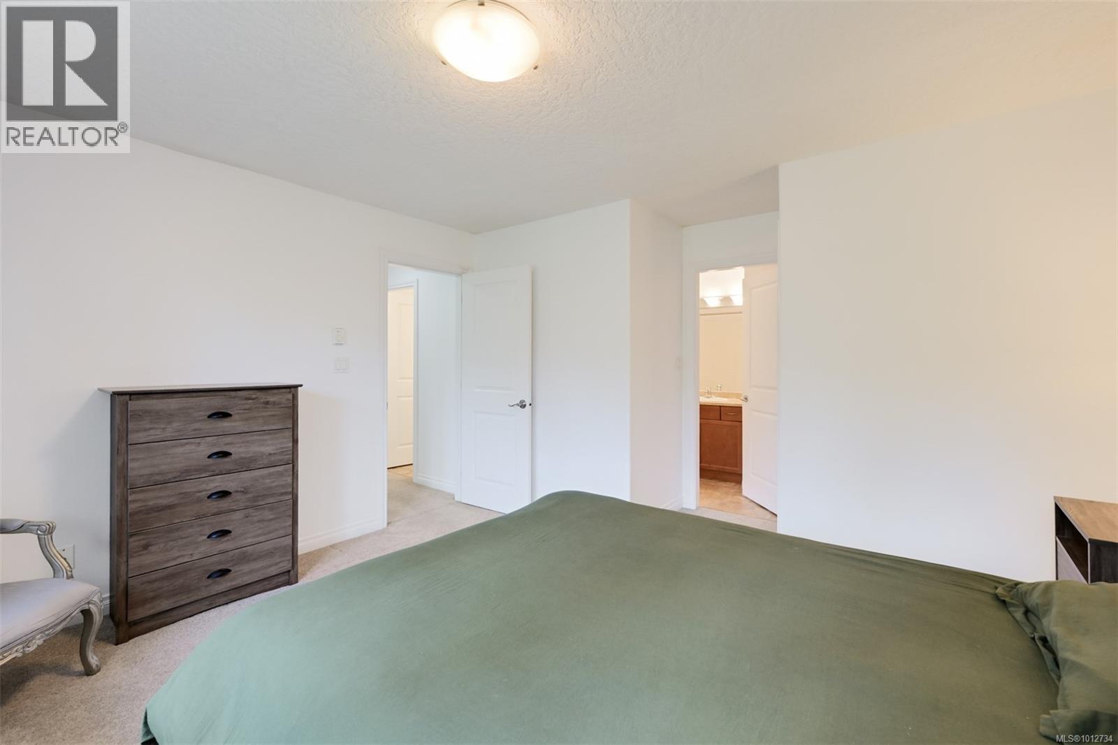 Single Family House for Sale in   Mallek Cres Copperwood Court Victoria 