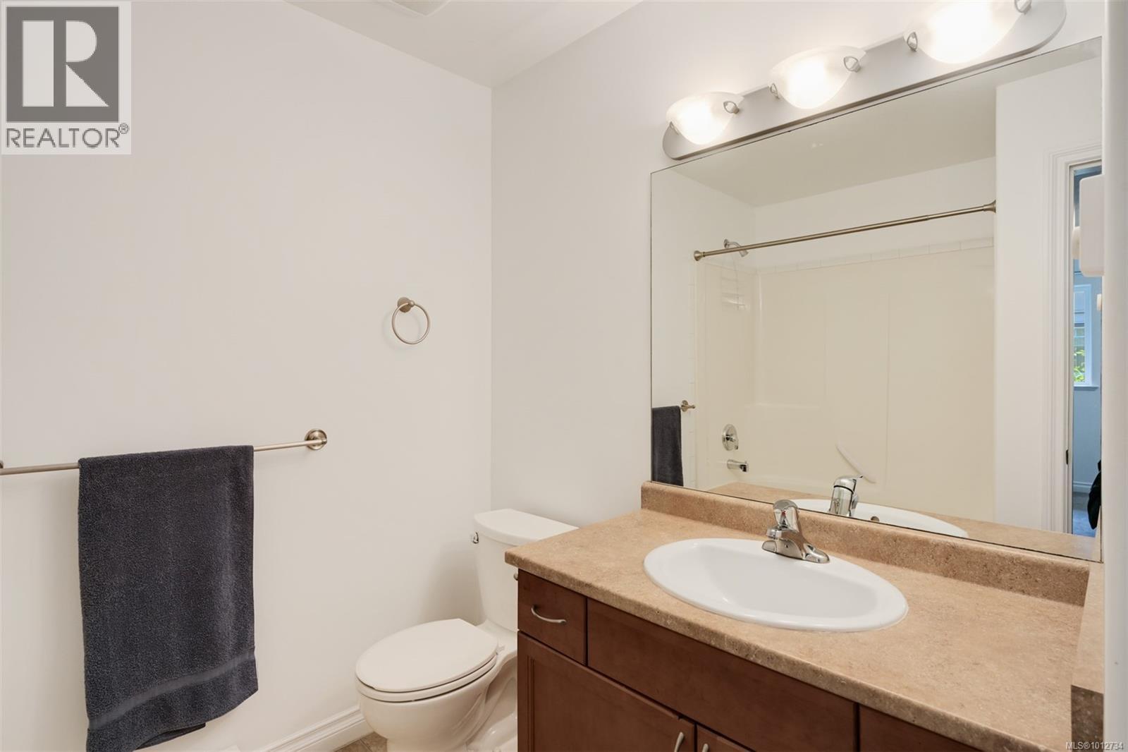 Single Family House for Sale in   Mallek Cres Copperwood Court Victoria 
