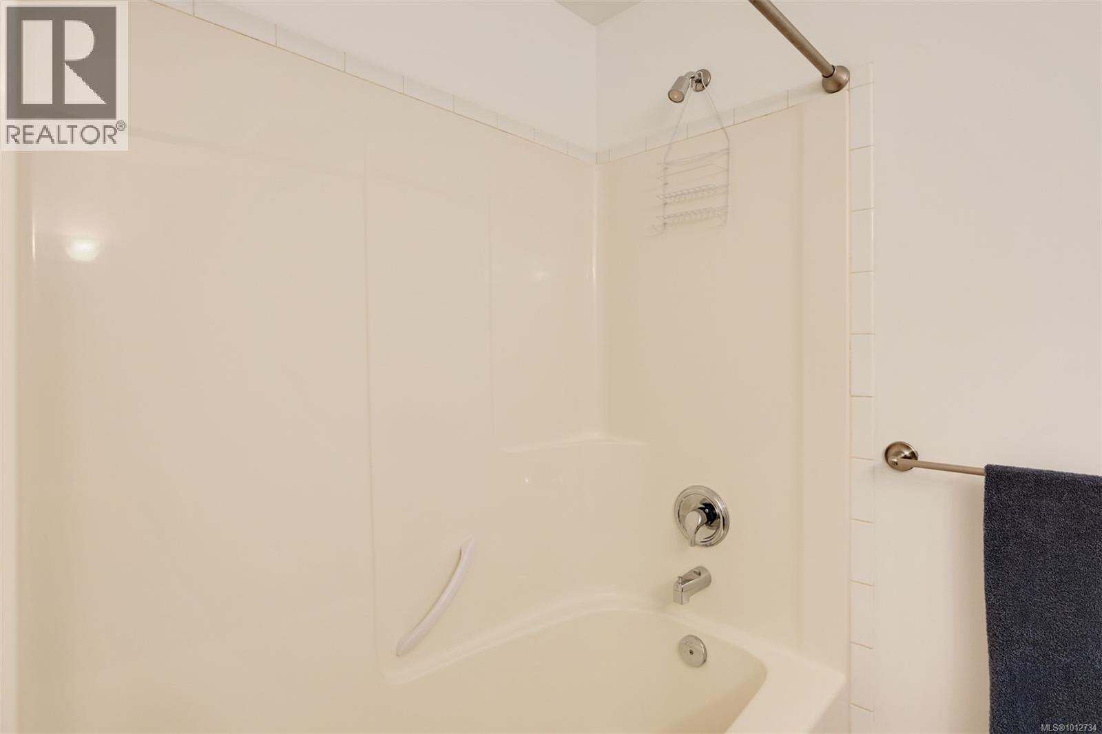 Single Family House for Sale in   Mallek Cres Copperwood Court Victoria 