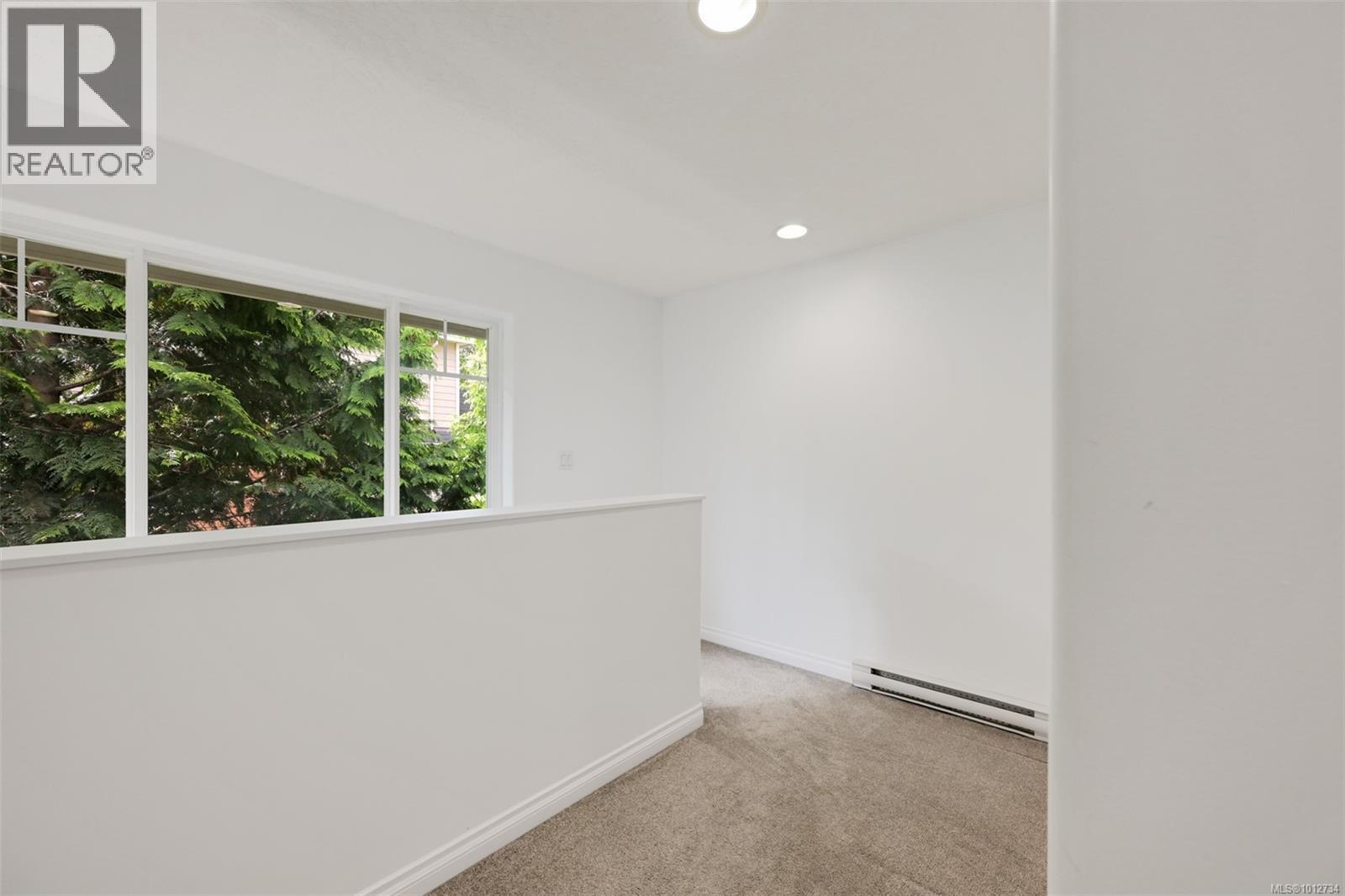 Single Family House for Sale in   Mallek Cres Copperwood Court Victoria 