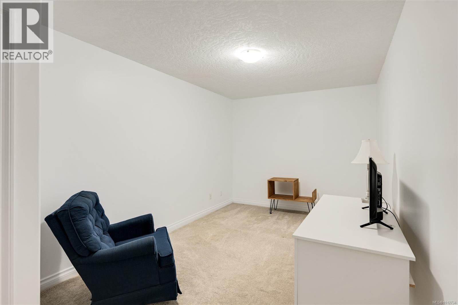 Single Family House for Sale in   Mallek Cres Copperwood Court Victoria 