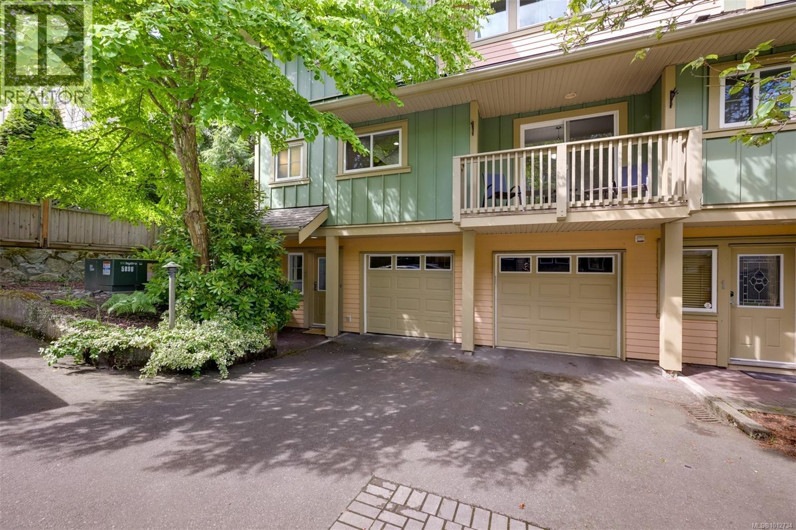 Single Family House for Sale in   Mallek Cres Copperwood Court Victoria 