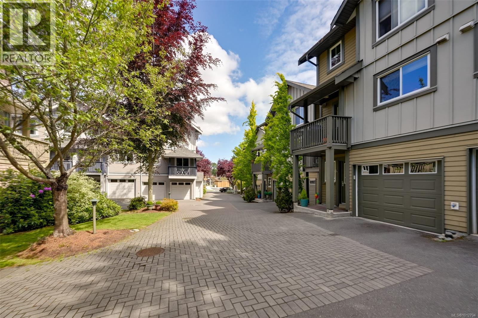 Single Family House for Sale in   Mallek Cres Copperwood Court Victoria 