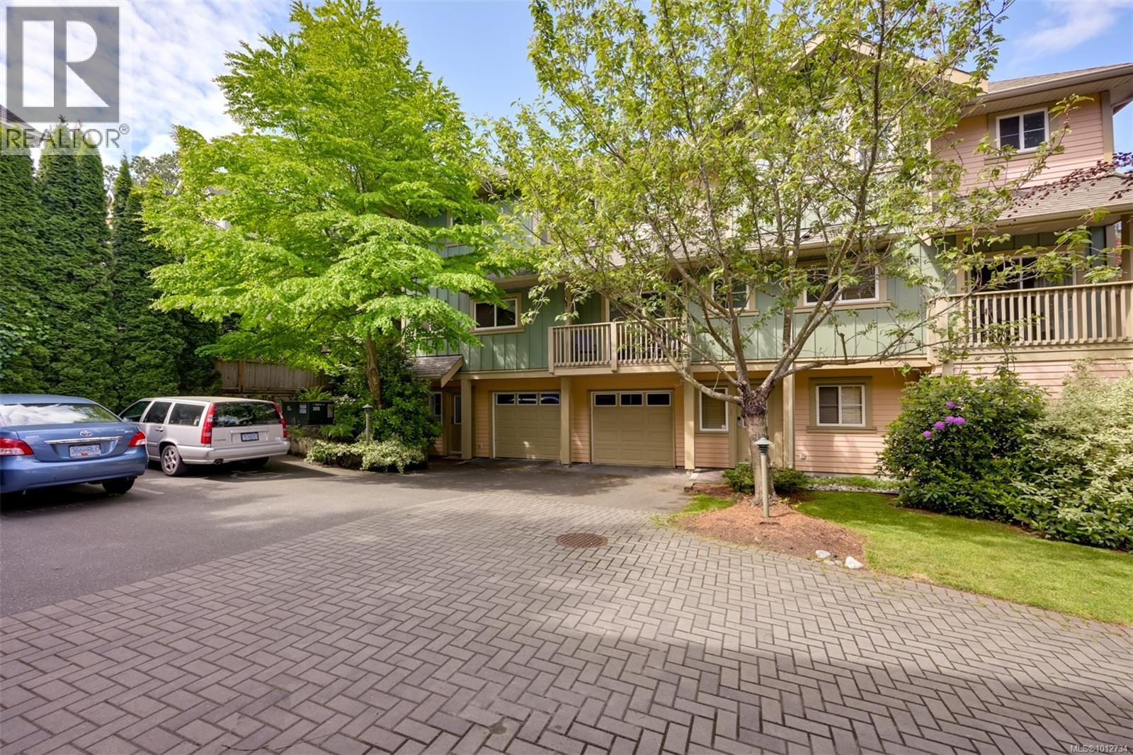 Single Family House for Sale in   Mallek Cres Copperwood Court Victoria 