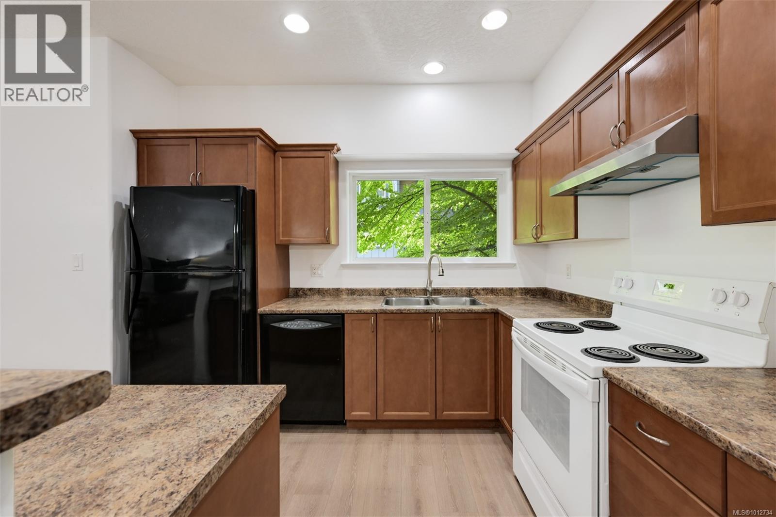 Single Family House for Sale in   Mallek Cres Copperwood Court Victoria 