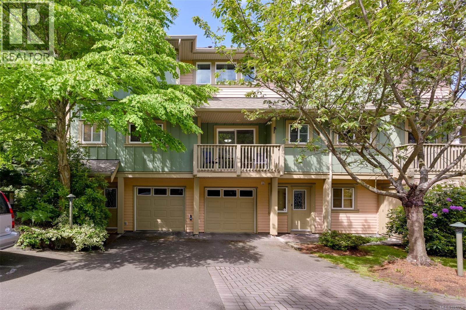 Single Family House for Sale in   Mallek Cres Copperwood Court Victoria 