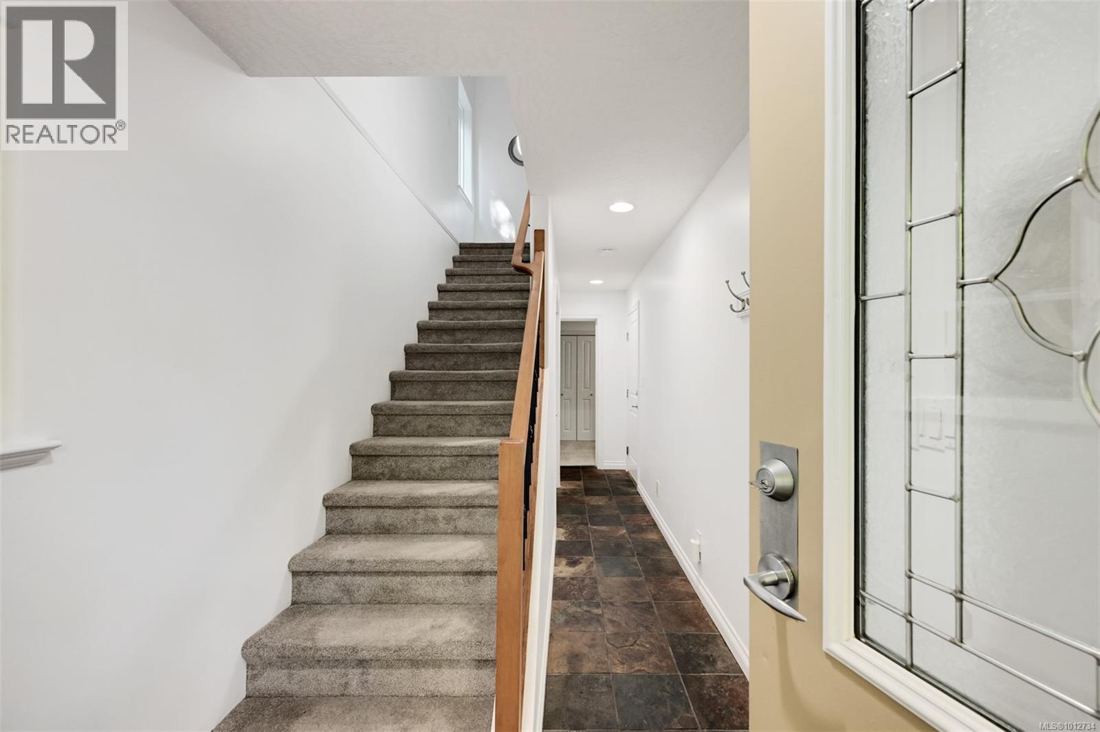 Single Family House for Sale in   Mallek Cres Copperwood Court Victoria 