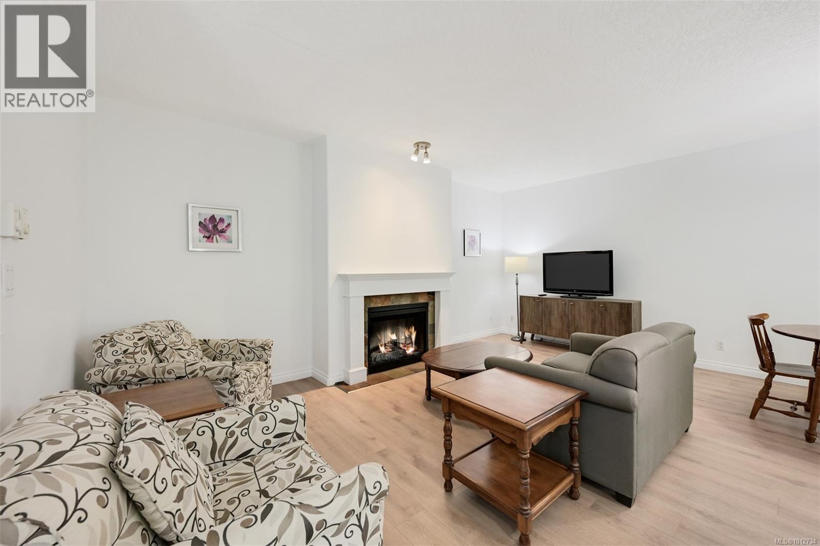 Single Family House for Sale in   Mallek Cres Copperwood Court Victoria 