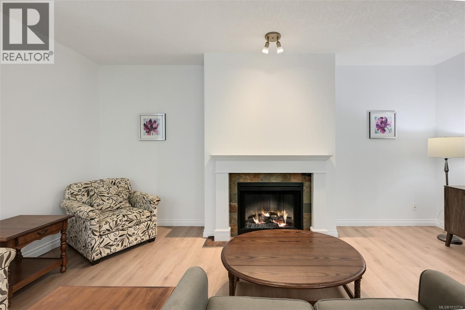 Single Family House for Sale in   Mallek Cres Copperwood Court Victoria 