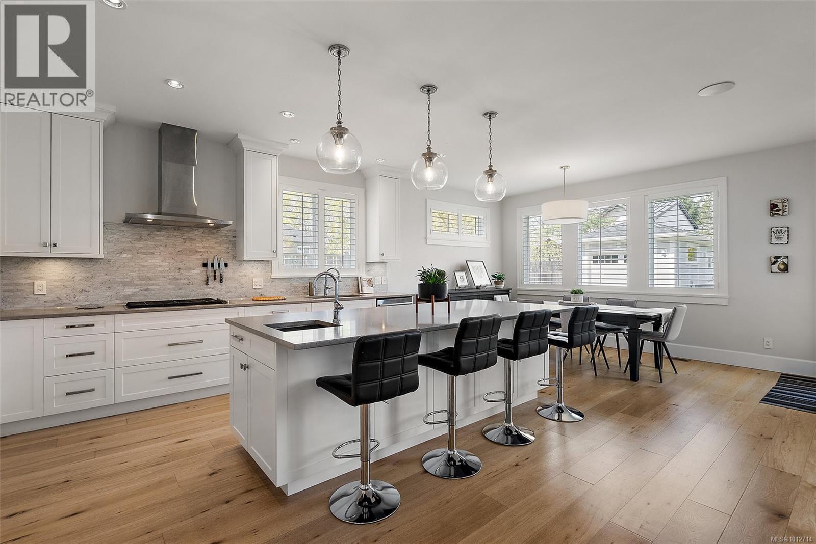 Photo 15 of 2174 Beaverbrooke St, Oak Bay BC